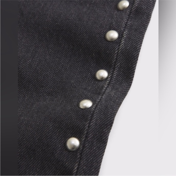 Abercrombie & Fitch High Rise 90s Relaxed Studded Jean in Black - Picture 3 of 8